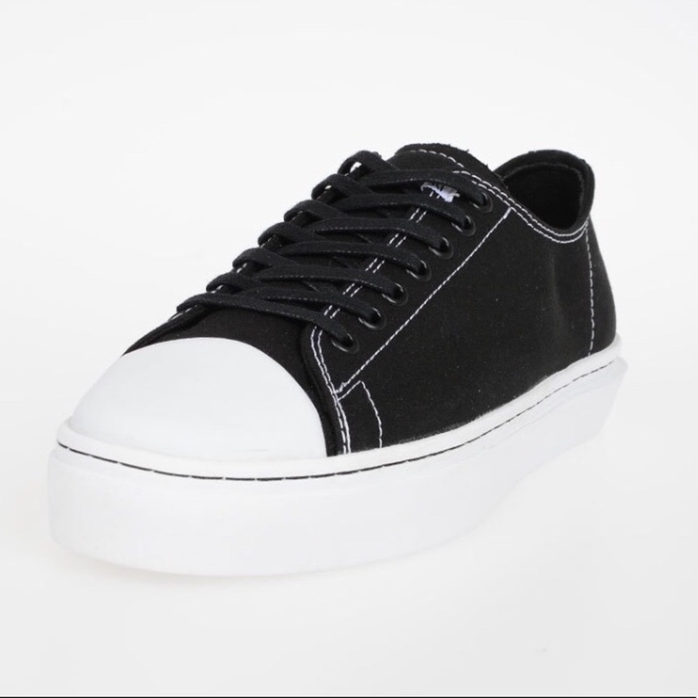 Nwt clearwater shrieks sneaker black size 8